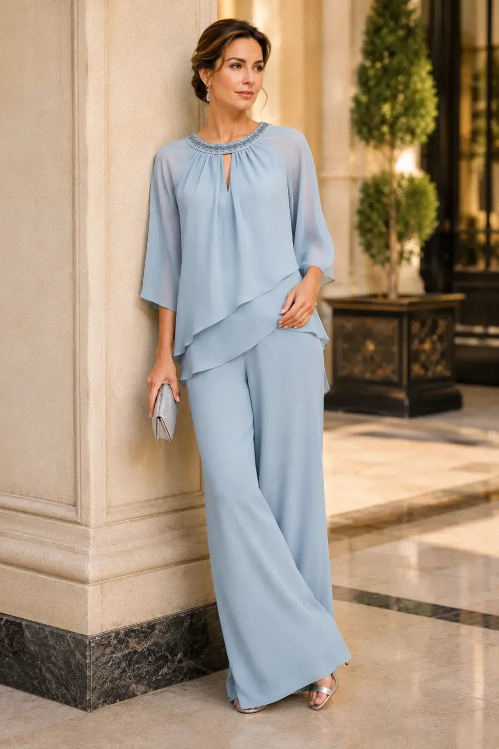Dominique — Tailleur Pantalon, Col en Trou de Serrure